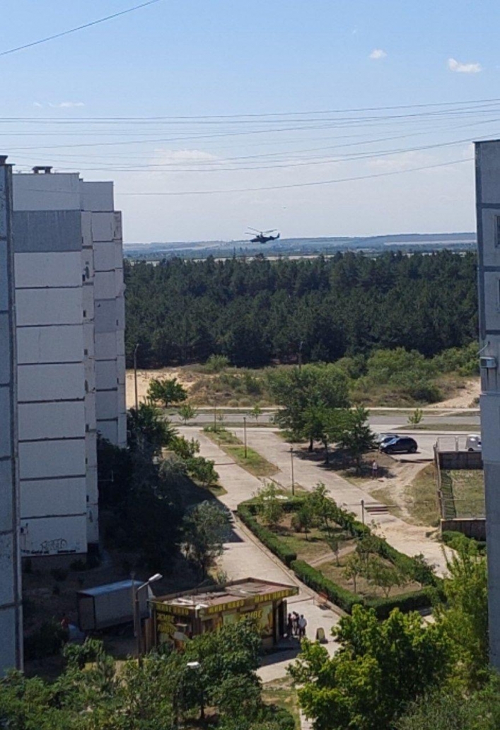 Над ЗАЭС в Энергодаре пролетел военный вертолет рф и сбросил неизвестный предмет (фото)
