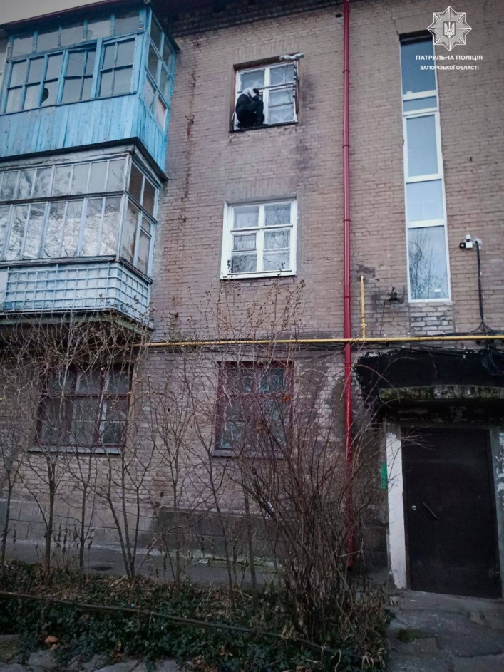 В Запорожье патрульные спасли мужчину, который хотел выпрыгнуть из окна (фото)