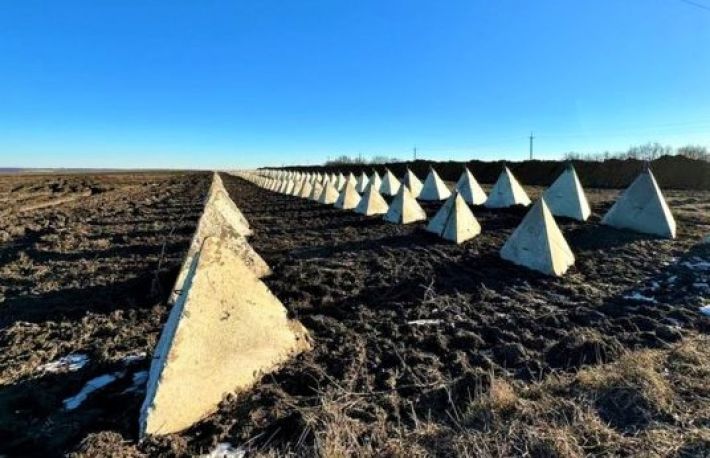 Готовятся оборонять Крым: оккупанты строят укрепления по всему периметру Запорожской области