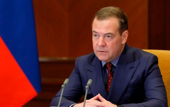 Медведев предлагает наказывать "предателей отечества" по законам военного времени