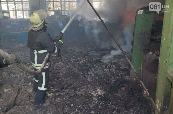 В Запорожской области в результате обстрела загорелся цех предприятия