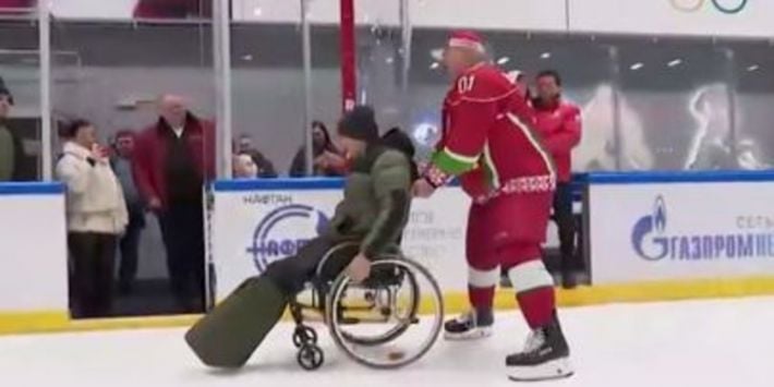 Счастливый Лукашенко покатал в инвалидной коляске по льду "днровца", который воевал за Россию
