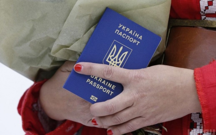Украинцев просят проверить свои загранпаспорта: что произошло