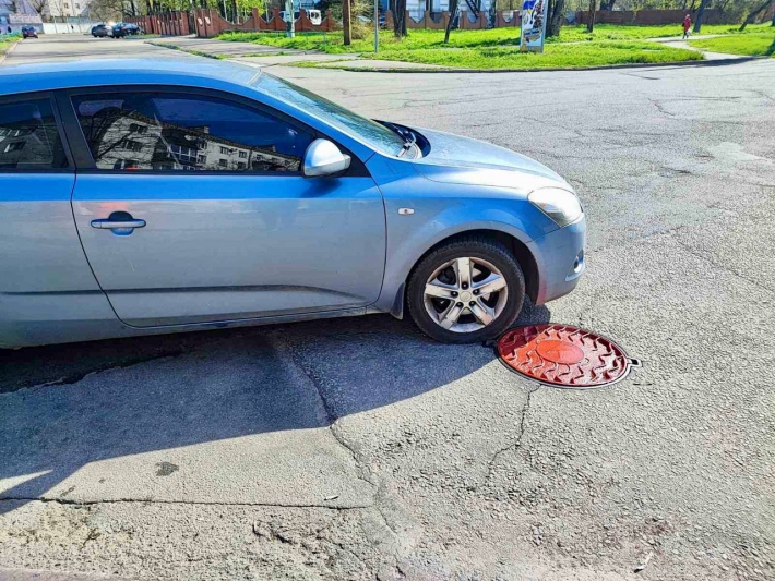 В Запорожье появились красные люки, на которых нельзя парковать свое авто: причина