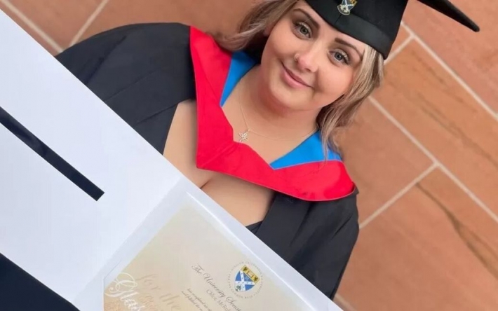 Женщина, которая не умела читать и писать в 16 лет, получила диплом с отличием