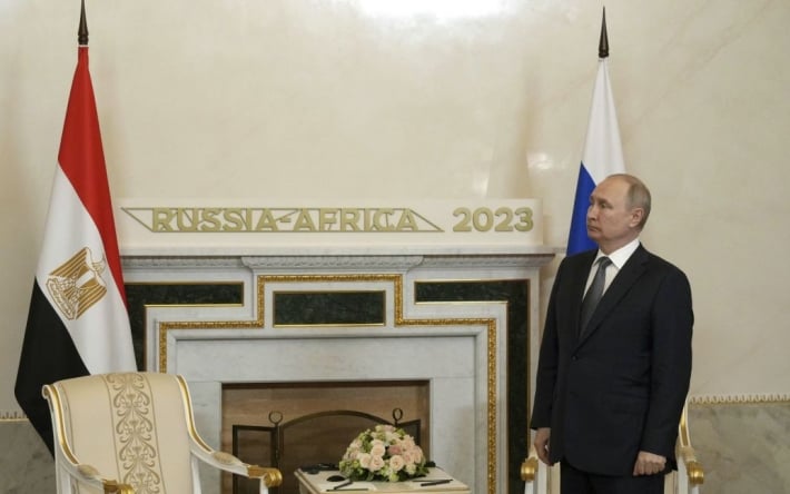 Путін в очікуванні президента Єгипту не знав, чим зайнятися: відео