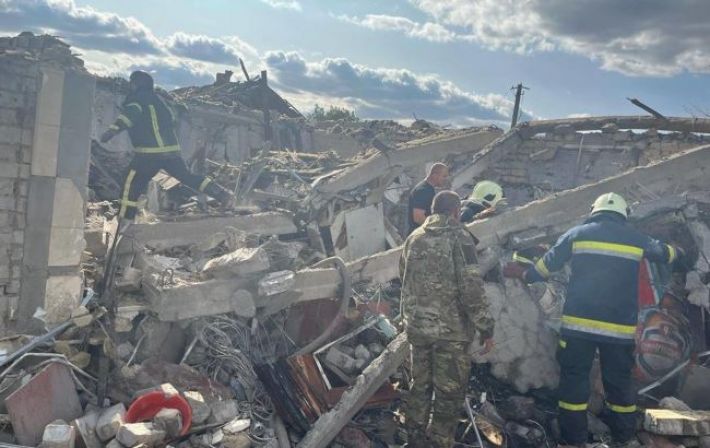 Россияне ударили ракетой по магазину в селе под Купянском: почти полсотни погибших (фото, видео)