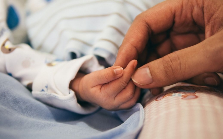 В роддомах "придумывают" диагнозы новорожденным для получения двойной оплаты: детали скандала