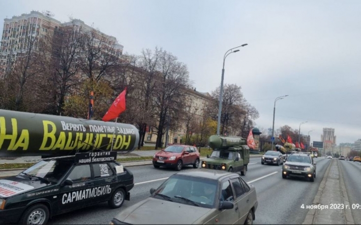 На улицах Москвы надувной ракетой угрожают Вашингтону: как происходит парад "сарматмобилей"