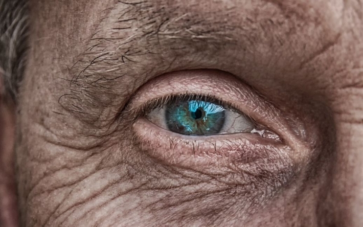 Лікарі вперше у світі пересадили пацієнту ціле око