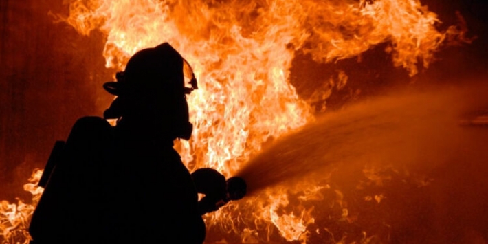 В Запорожье загорелся подвал жилого дома - жильцов эвакуировали на улицу