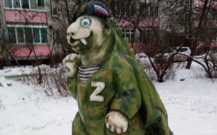 В Росії на конкурс сніговиків зліпили фігуру окупанта у вигляді “рептилоїда”: фото