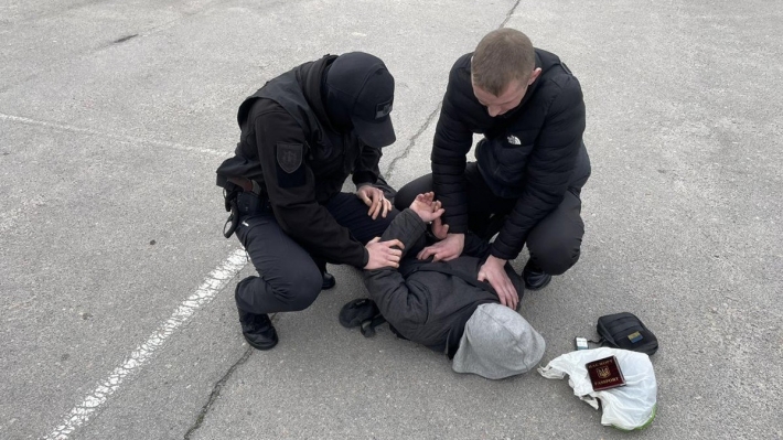 В Запорожье полицейские задержали "продавца" оружия и боеприпасов