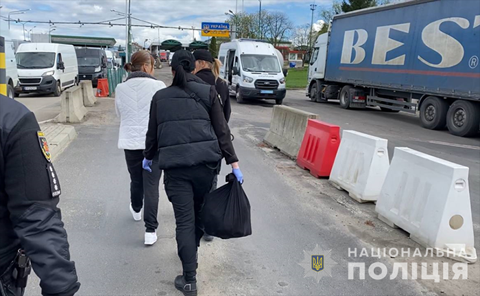 Продала сына за 600 гривен – в Украину экстрадировали жительницу Запорожья (фото)