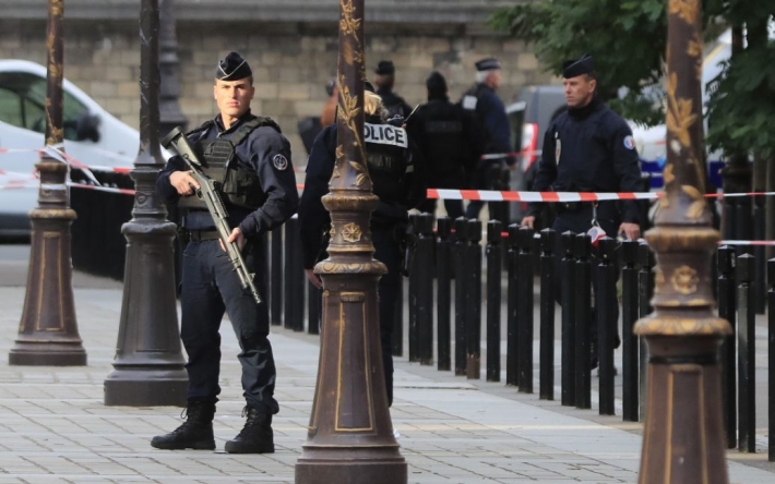 Чоловік з гранатою напав на консульство Ірану в Парижі – BILD