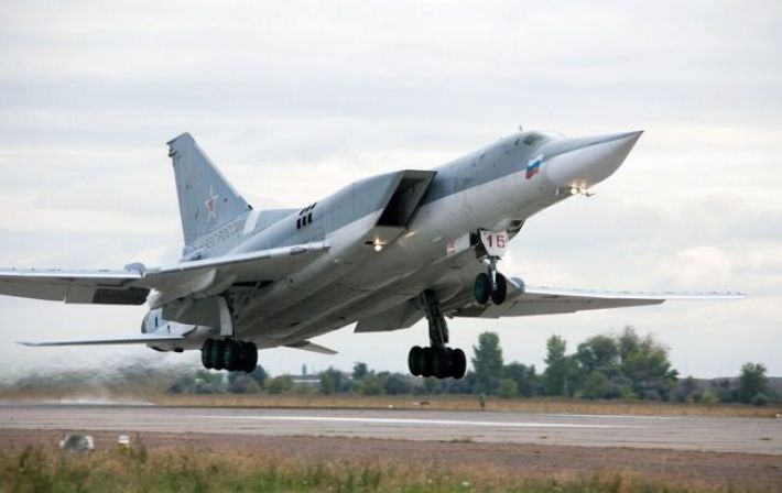Британская разведка проанализировала операцию Украины по уничтожению Ту-22М3