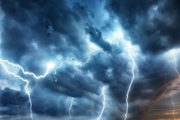 Грозы и шквальный ветер: на Мелитопольщине объявили штормовое предупреждение
