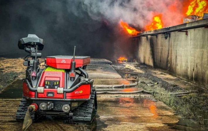 Привлекли роботов. В Одесской области третий день горит пожар из-за обстрела РФ (фото)