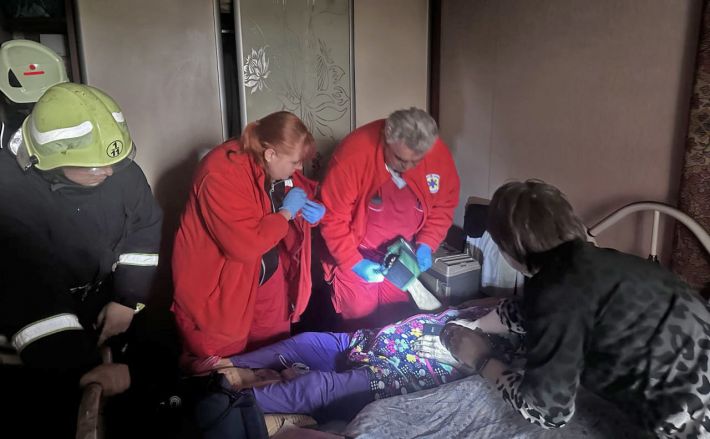 В Запорожье пожарные эвакуировали пожилую женщину, у которой в квартире произошло короткое замыкание