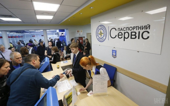 В Польше украинцы заблокировали паспортный сервис: что об этом известно