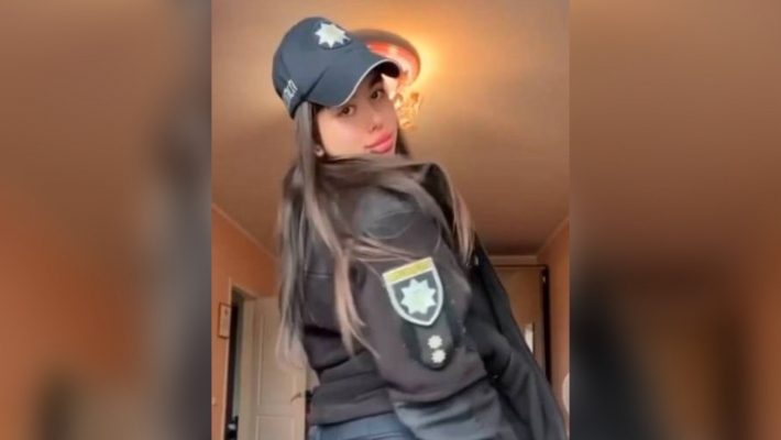 Запорізька Блогерка в поліцейській формі записала відео під російську пісню: її затримали (відео)