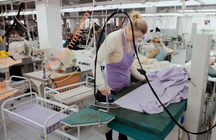 Дизайнер из Питера отжала швейную фабрику в Мелитополе - кто теперь эксплуатирует местных швей (фото)