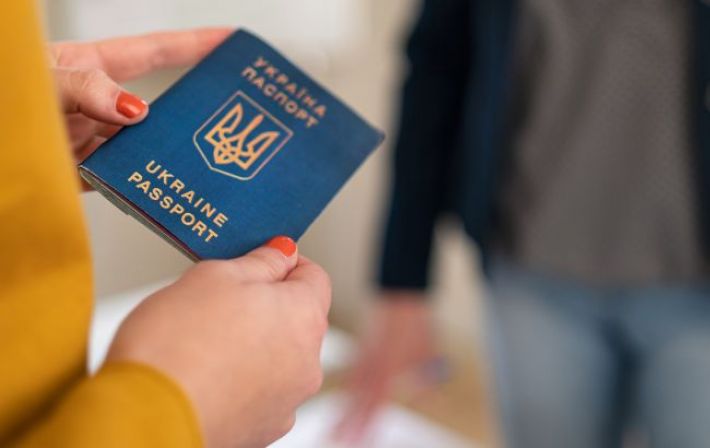 Кто из мужчин может получить документы за границей: объяснение паспортного сервиса