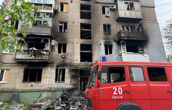 В результате вражеских обстрелов горели жилые дома в Запорожской области (фото)