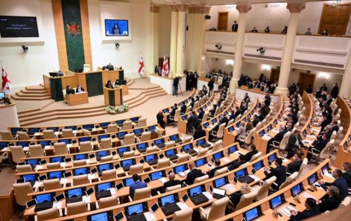 В парламенте Грузии произошла очередная драка из-за скандального закона об "иноагентах"