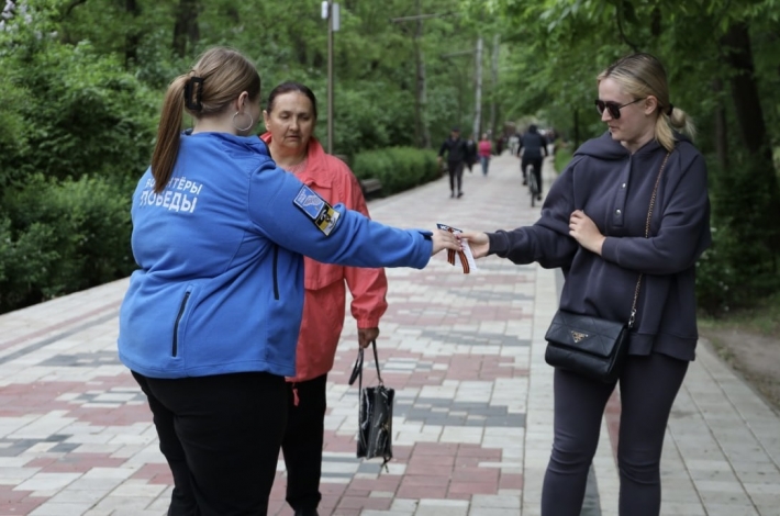 Рашисты угрозами заставляют жителей Мелитополя носить георгиевские ленты (фото)