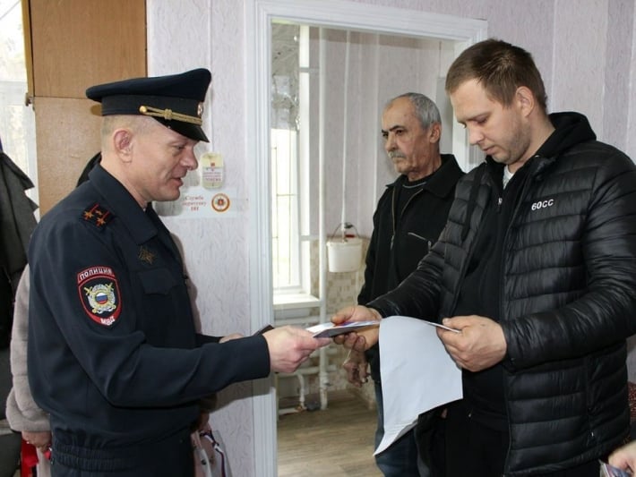 СБУ викрила поліцаїв, які примусово вивозять українців через Мелітополь (фото)