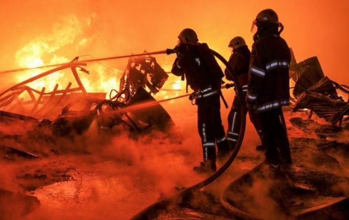 У Харкові досі гасять пожежі після нічного російського удару "Шахедами": фото