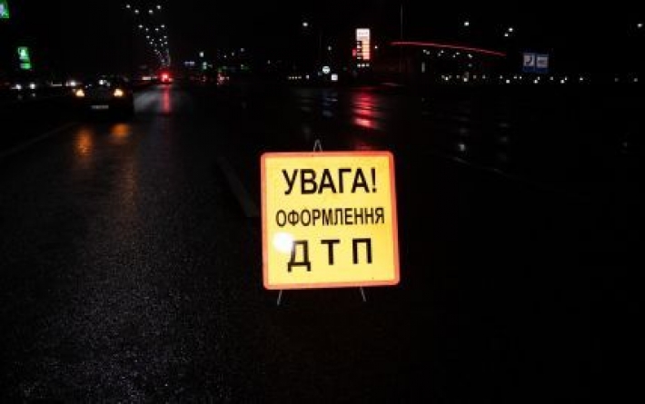 На Чернігівщині автомобіль виїхав на зустрічку і влетів у фуру: троє загиблих