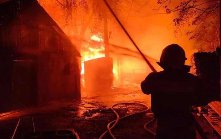 У Запорізькій області через ворожий обстріл сталася пожежа на автомийці