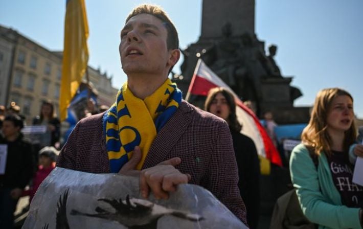 Сотни украинцев в Польше подают заявления на международную защиту
