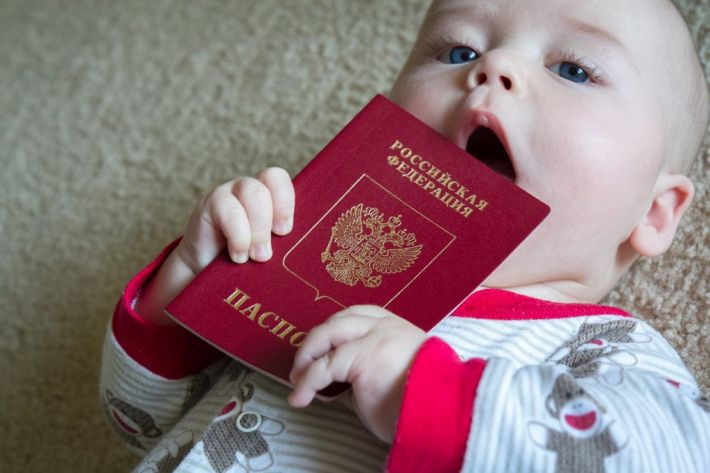Закон набув чинності: мелітопольці не зможуть вивезти за кордон дітей без штампу про громадянство