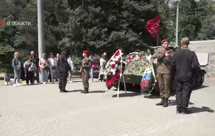 Трудовой десант по-русски: мелитопольских школьников заставили сторожить с оружием танк и стеллу (видео)