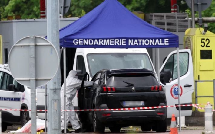 Во Франции неизвестные напали на фургон, в котором перевозили заключенного и убили полицейских
