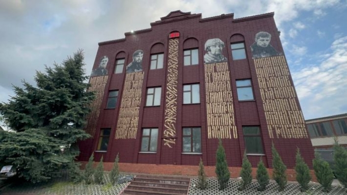 “министерство” культуры, так еще и испоганили здания цитатами и портретами “героев “Новороссии”.