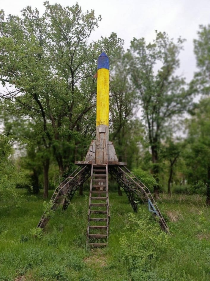 В Мелитопольском районе наблюдают ракету в цветах украинского флага (фото)