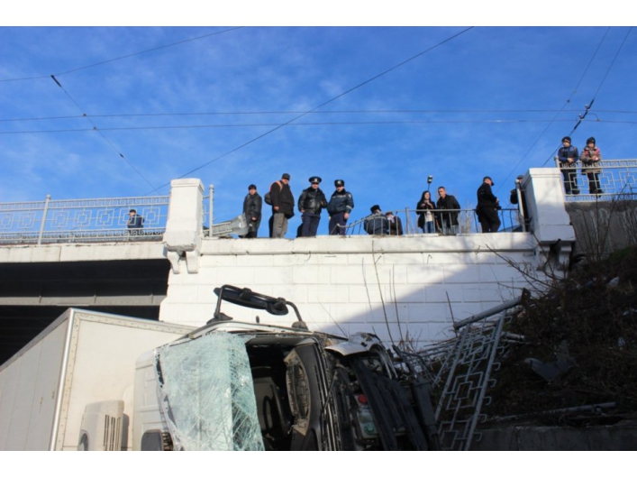 В Севастополе с моста сорвался грузовик с беременной пассажиркой