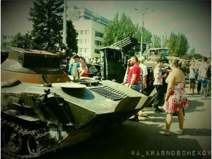 В Донецке террористы показали сгоревшую военную технику