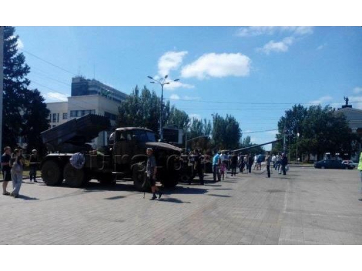 В Донецке террористы показали сгоревшую военную технику
