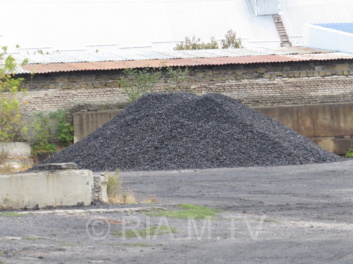 Угольный склад на дороге
