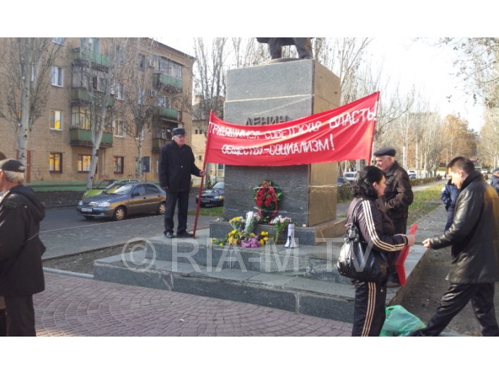 Коммунисты у памятника Ленину