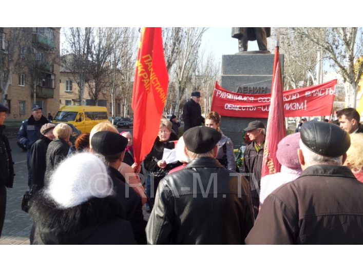 Коммунисты у памятника Ленину