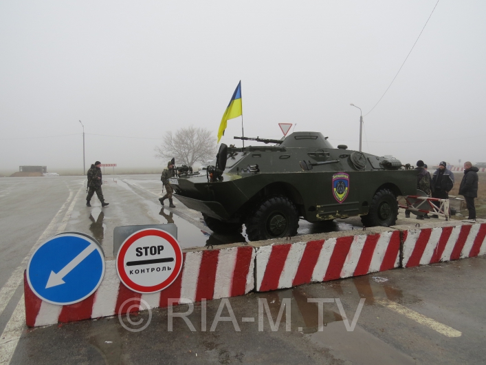 Южный блокпост усилили БРДМом и киевскими бойцами