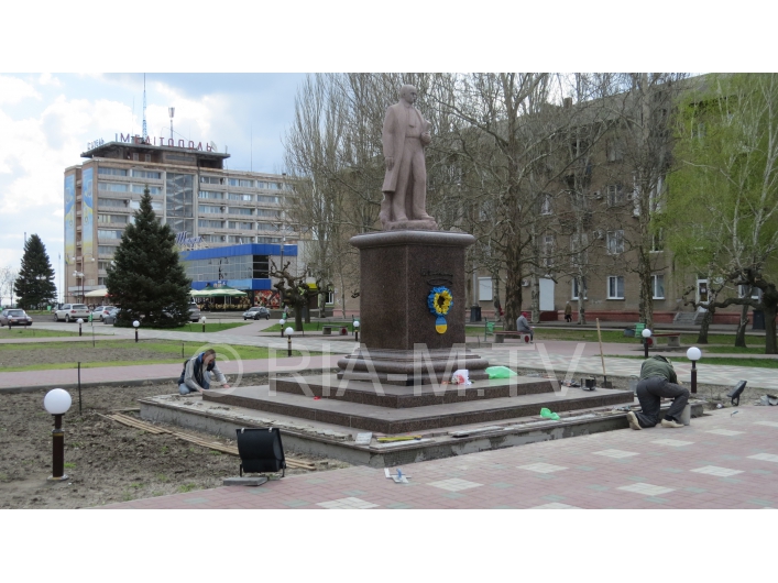 Плитка у памятника Шевченко