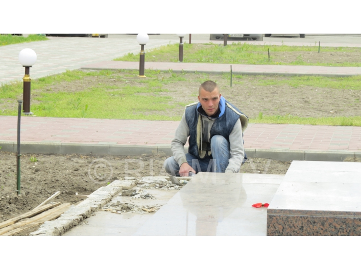 Плитка у памятника Шевченко
