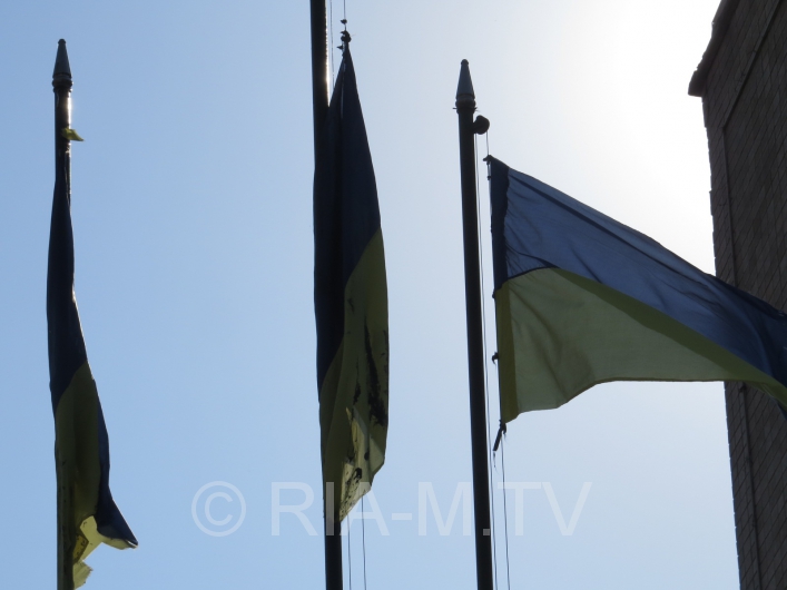 Черные флаги на площади